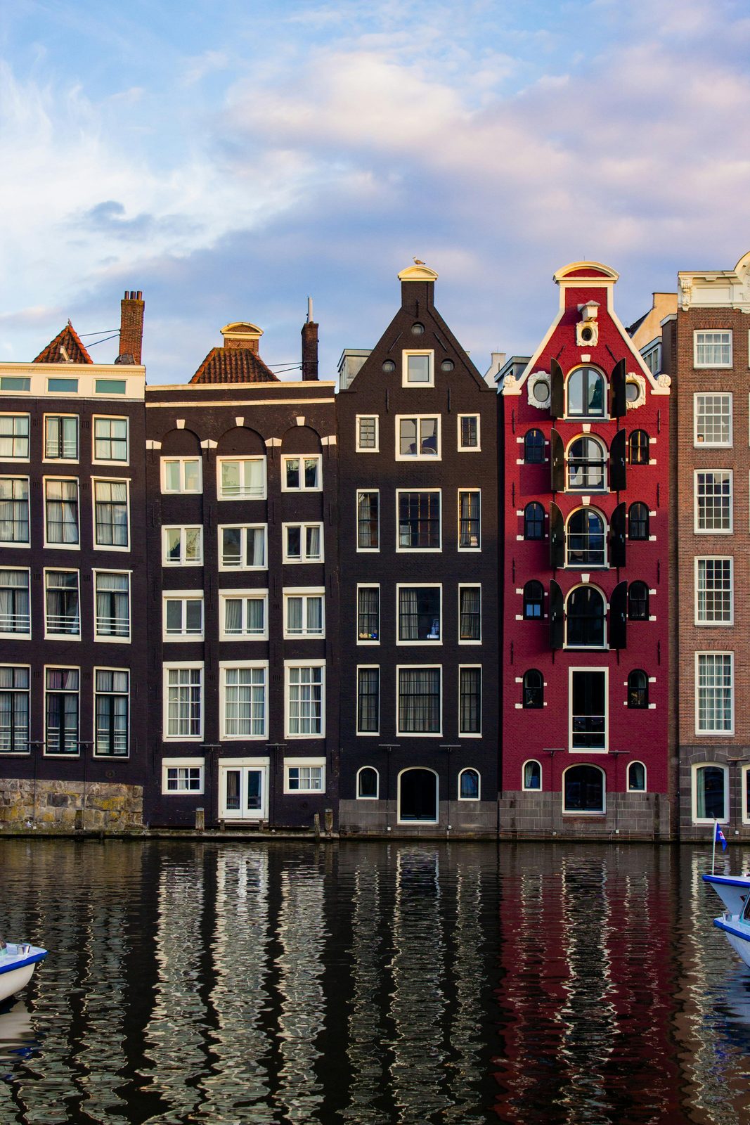 Amsterdamse Damrak grachtenpanden in rood en zwart