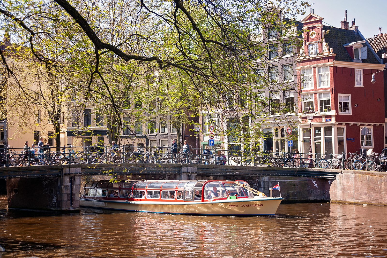 Amsterdamse rondvaartboot onder brug