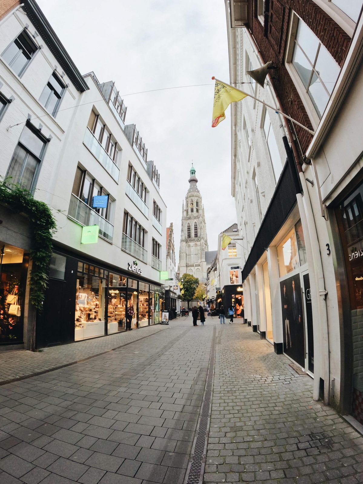 Bredase winkelstraat met Grote Kerk