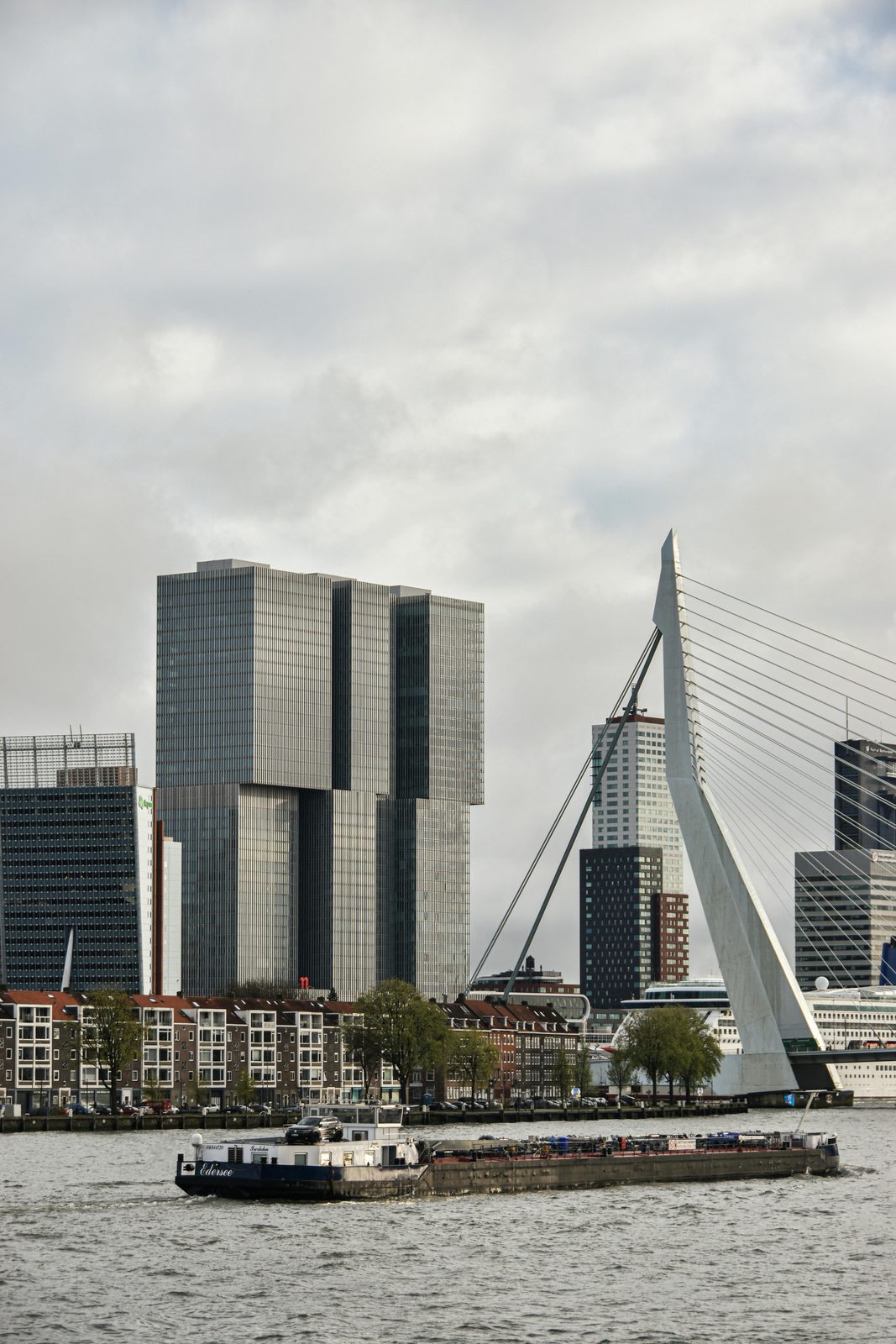 Rotterdam met Erasmusbrug en binnenvaartschip